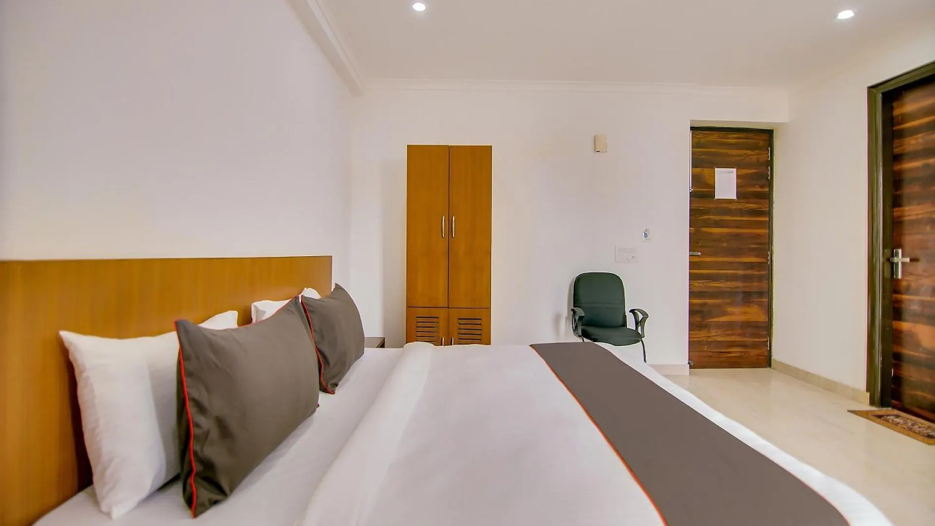 Hotel Collection O Near Appu Ghar Gurgaon 3*,