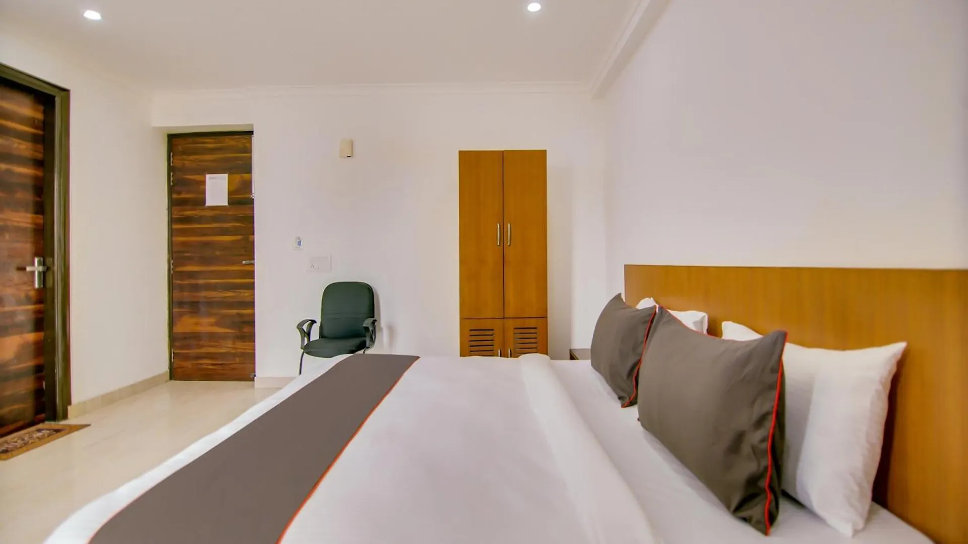 Hotel Collection O Near Appu Ghar Gurgaon Indien